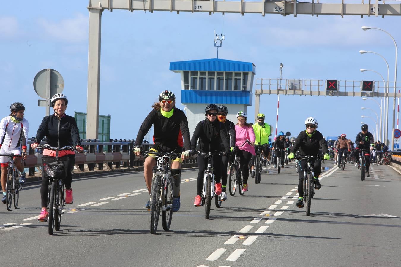 Bicifestación en el Puente Carranza para reclamar una vía ciclista